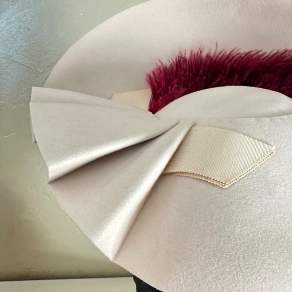 ENTICING 1940S\' BEIGE FELT HAT WITH UPTURNED/FOLDED BRIM + BURGUNDY FEATHERS main image 8